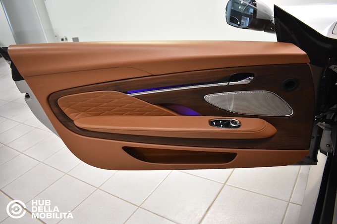 ASTON MARTIN DB12 V8 Volante